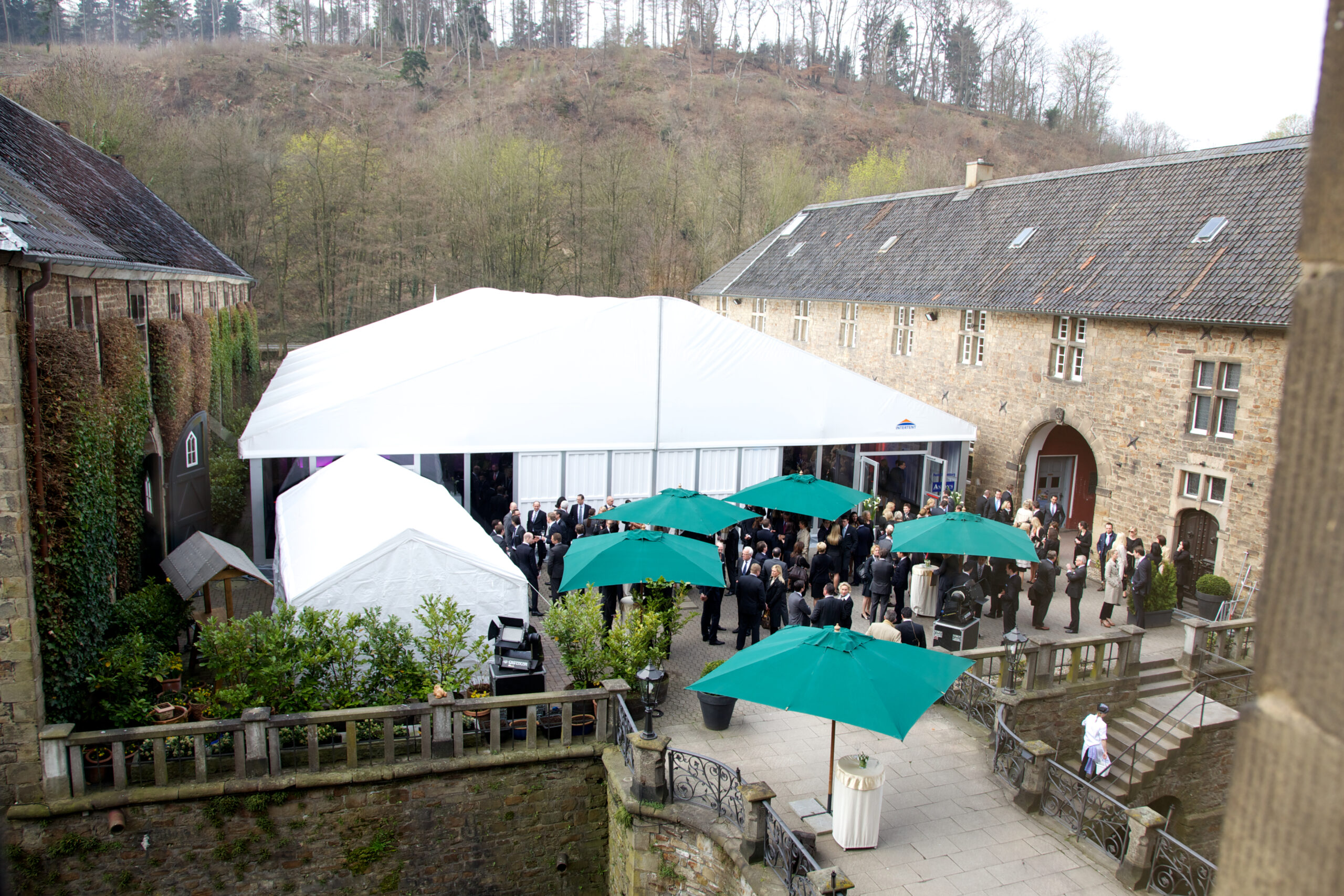 Veranstaltungszelte für Unternehmensveranstaltungen wie Firmenjubiläum, Mitarbeiterfest, Hauptversammlungen, Kundenevent - Intersettle Zeltverleih für exklusive Veranstaltungszelte