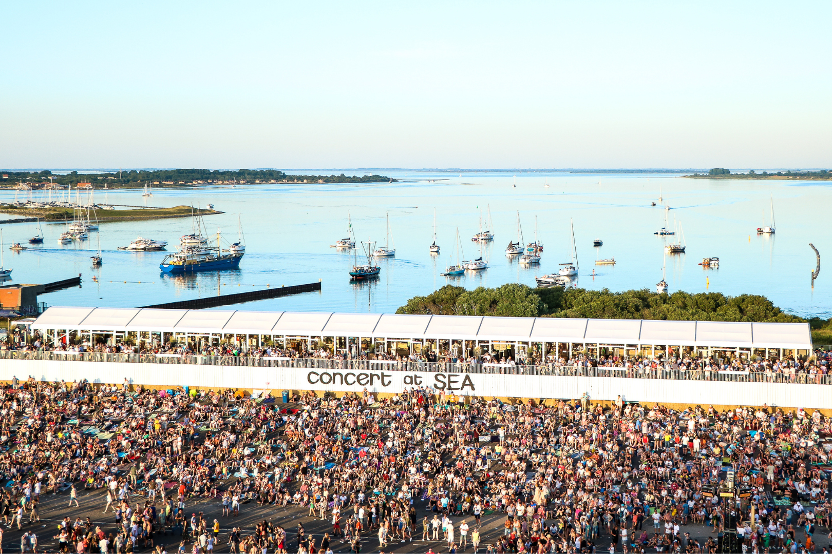 Zelte und Zelthallen von Intersettle auf dem Festival Concert at SEA - Zeltverleih für Veranstalter und Agenturen