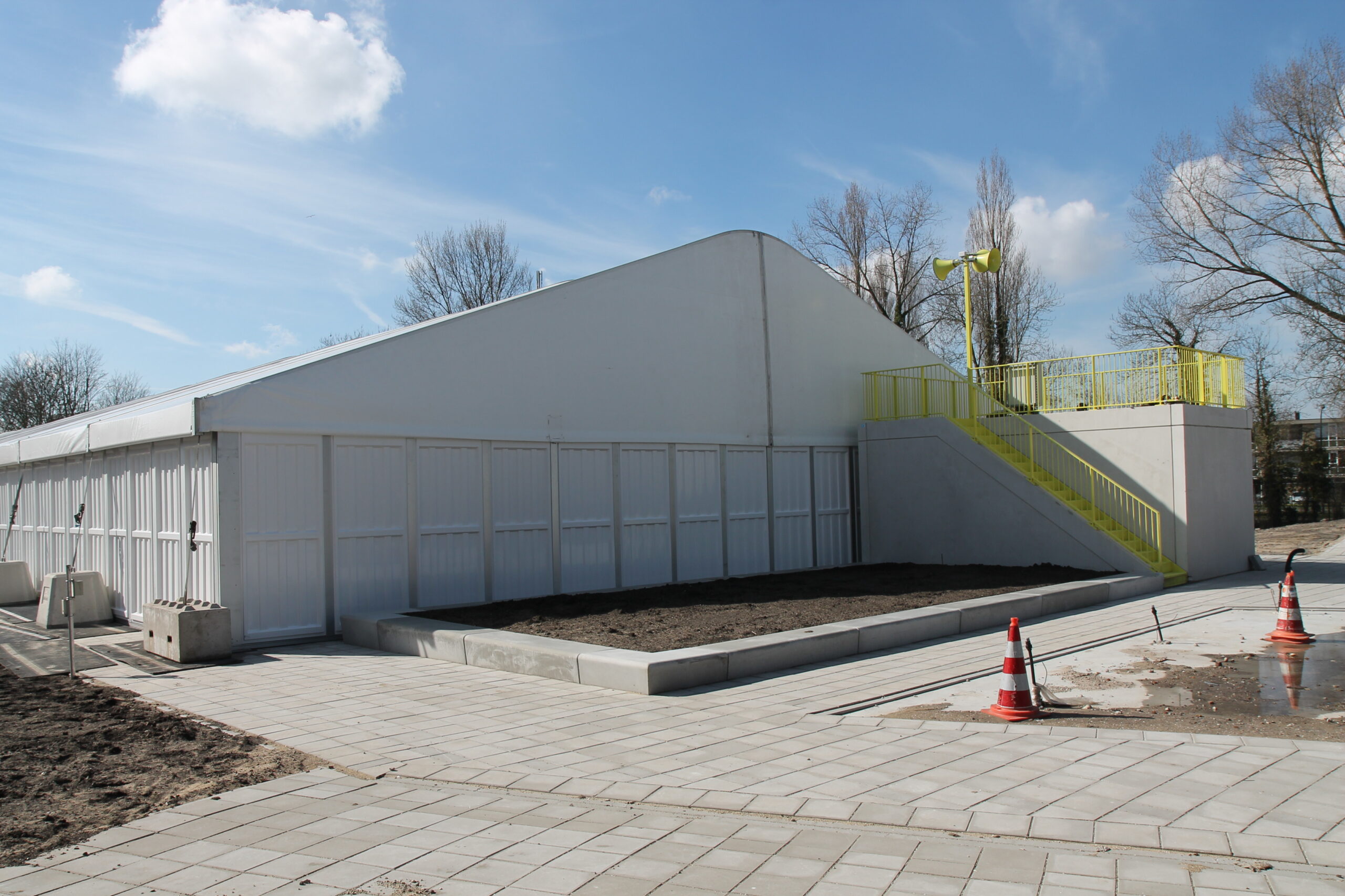 Zelthalle über einem Schwimmbad - Industrie- und Gewerbehallen von Zeltverleh Intersettle