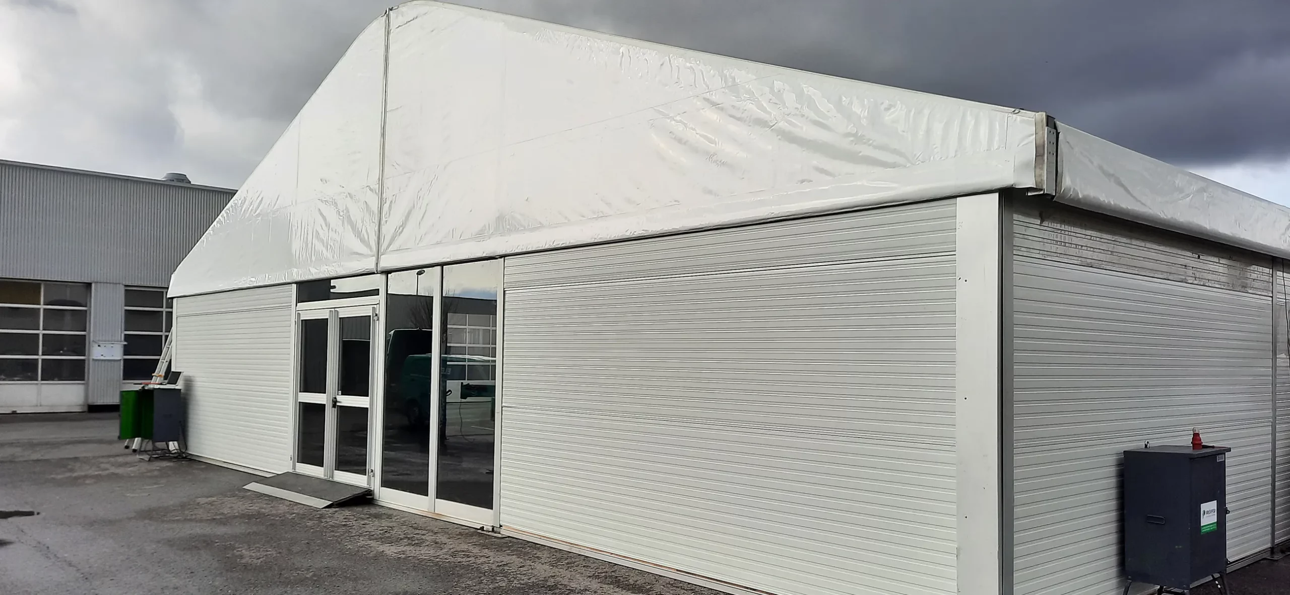 Zeltverleih Intersettle - temporäre Raumlösungen für Gewerbe und Industrieunternehmen - Alu-Pavillon Zelt mit Sandwich Paneelen