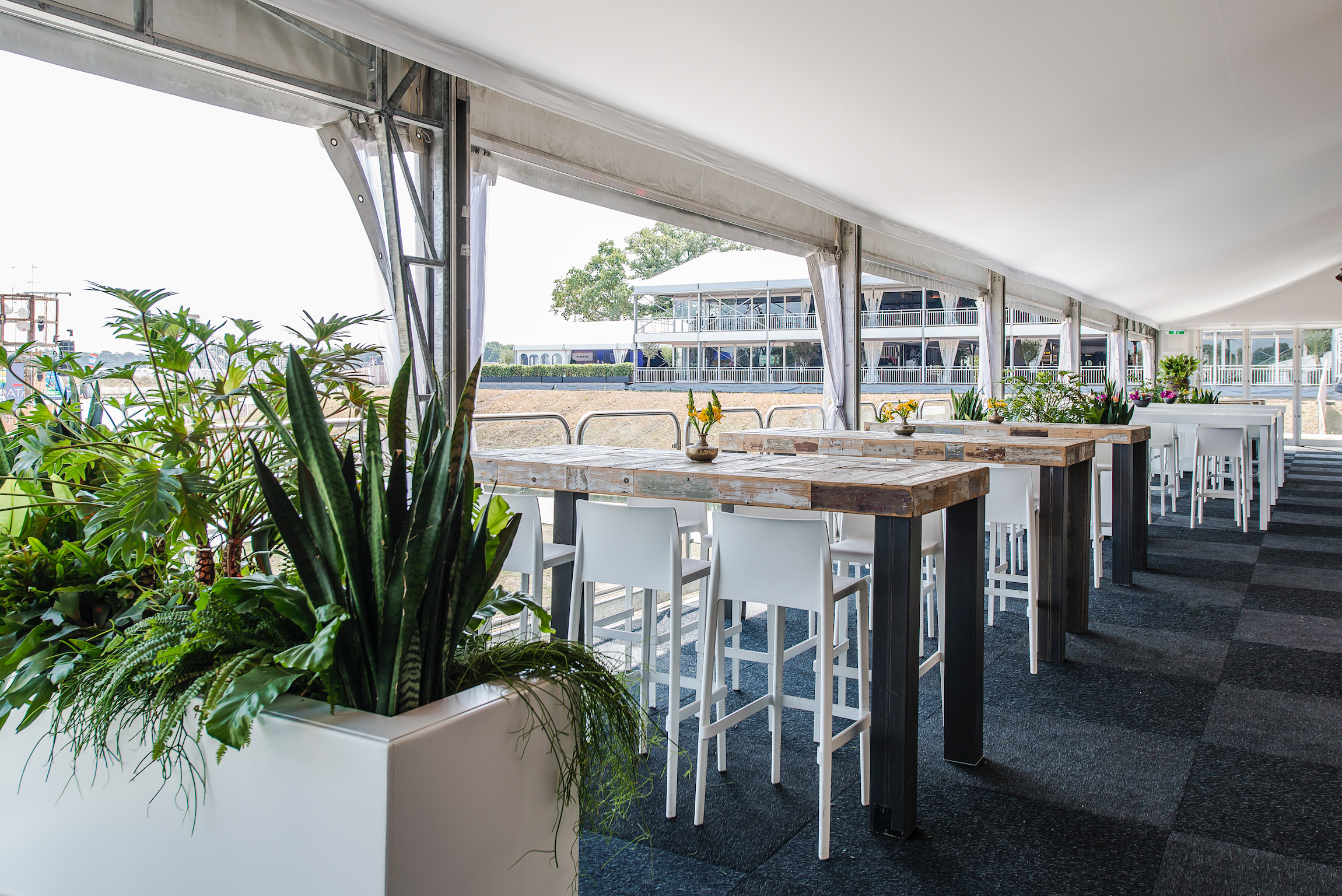 Zeltverleih intersettle-Exklusive-Eventzelte-beim-Parookaville-Festival-2018-Weeze-The-Golden-Roof-Restaurant-und-Bar-mit-Panoramablick-auf-die-Mainstage-