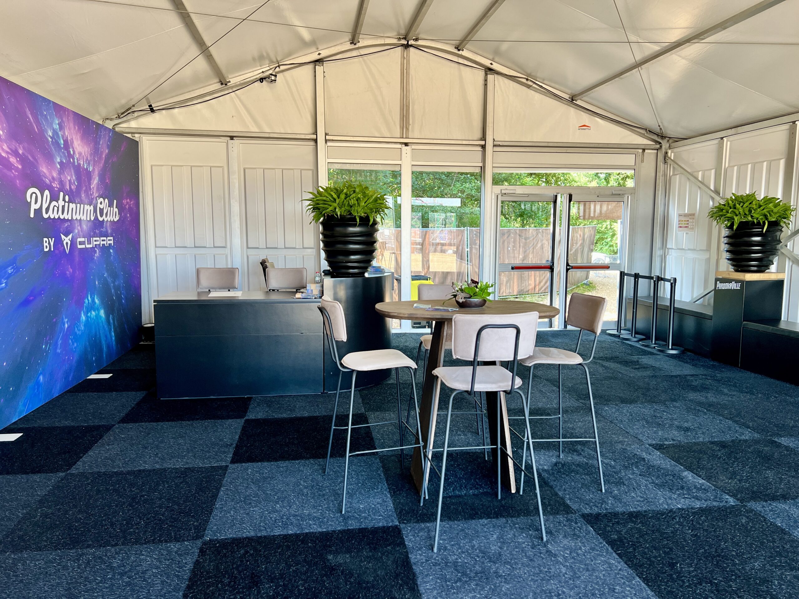 Akkreditierungszelt für VIP-Gäste des Platinum Club Parookaville 2024 - Zelte, Pagoden und Zelthallen für Events von Intersettle Zeltverleih