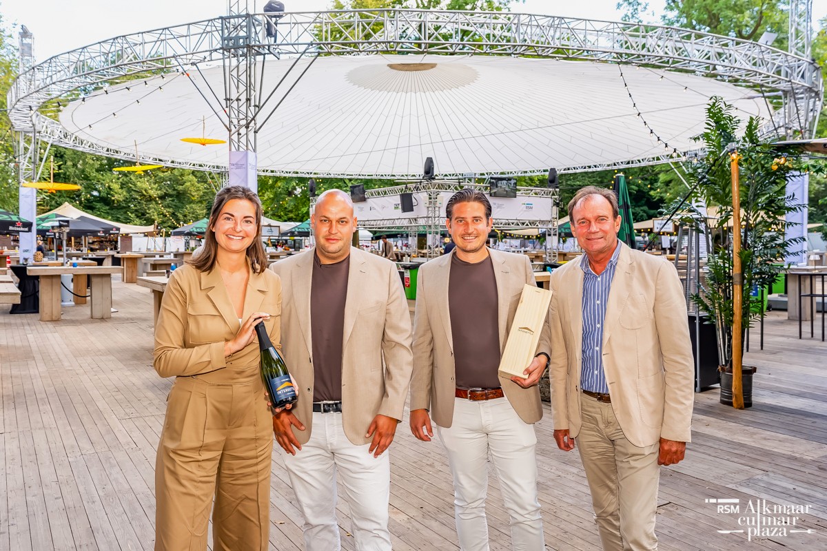 Besiegelung der Vertragsverlängerung um 3 Jahre mit Alkmaar Culinair Plaza über gastronomische Zelte von Intersettle Zeltverleih - Contract ACP 2025