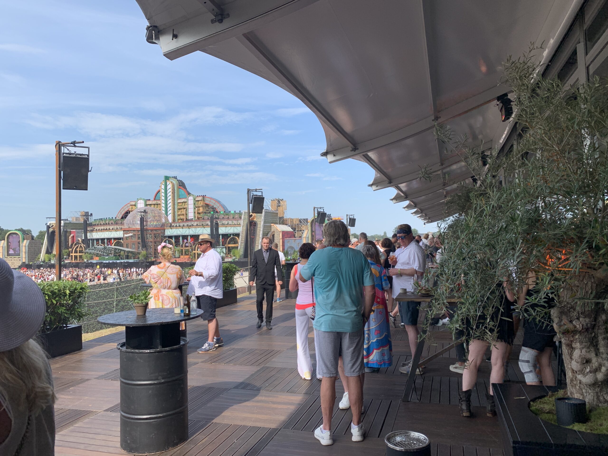 Blick auf die Mainstage von der Außenterrasse des VIP Platinum Club - Hospitality-Zelt auf dem Parookaville Festival 2024