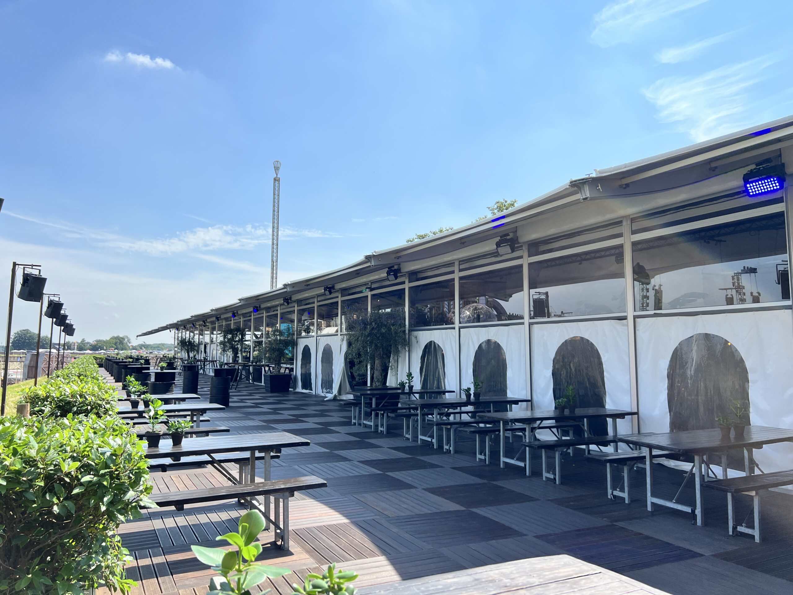 Eventzelt Vision Wings mit großer Außenterrasse von Zeltverleih Intersettle - Parookaville Festival 2024 Hospitality-zelt für Platinum Club