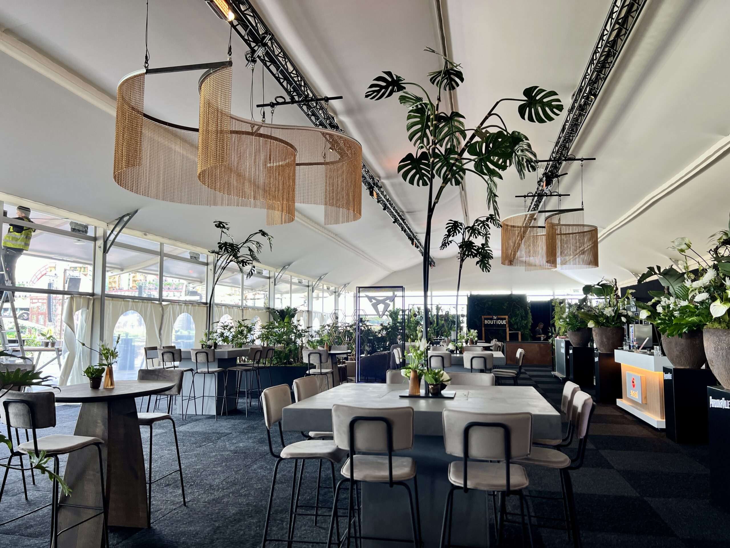 Exklusives Hospitality in Veranstaltungszelten von Zeltverleih Intersettle - VIP-Loungen im Platinum Club auf dem Parookaville Festivals 2024 - Zelthalle Vision Wings