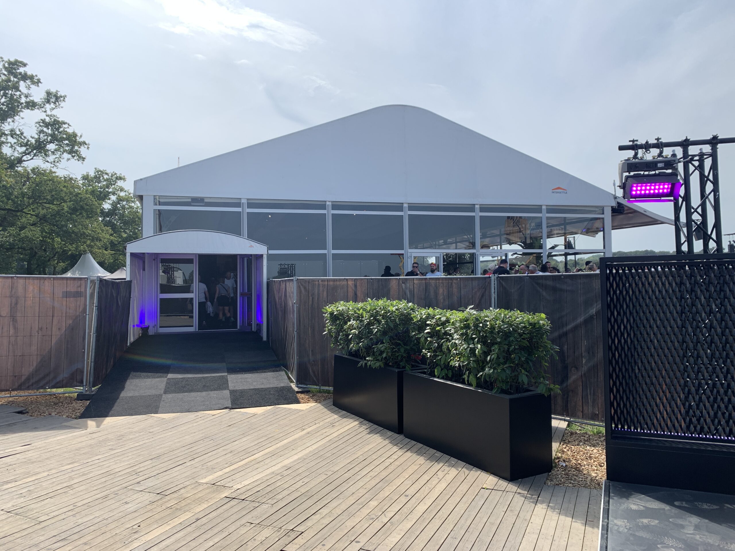 Pergola Walkway als Zugang zum Festivalzelt VisionWings - VIP Platinum Club auf dem Parookaville Festival 2024