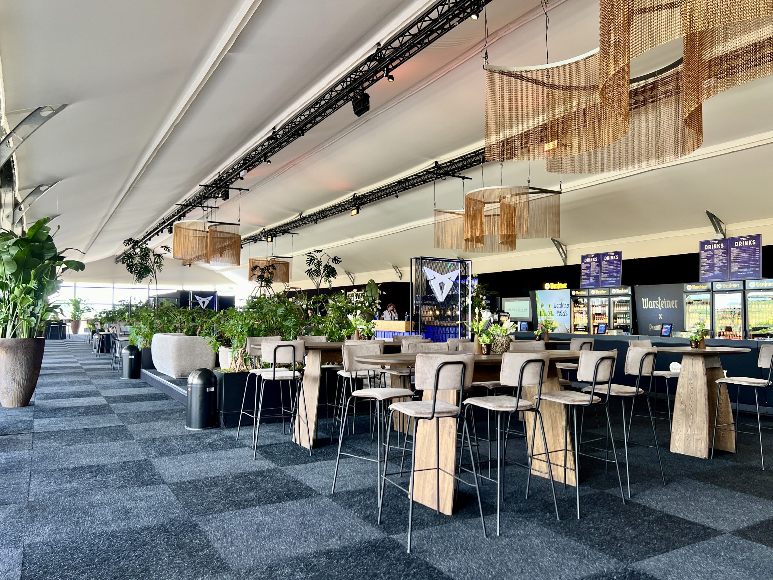 Zelthalle VisionWings von Intersettle - Zeltverleih für Festivals und Großevents - Parookaville Musikfestival 2024 im Platinum Club : VIP-Zelt