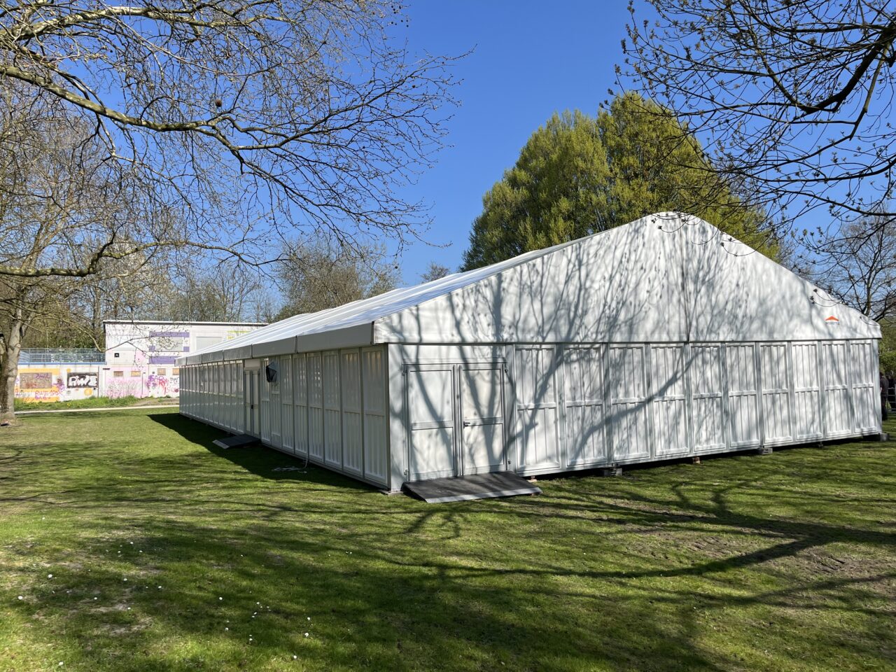 Zelthalle Alu Pavillon (15x30 meter) auf Rasenfläche von Gesamtschule in Essen - temporäre Raumlösung von Intersettle Zeltverleih für Gesamtschule in Essen als Ausweichort für Veranstaltungen und Unterricht
