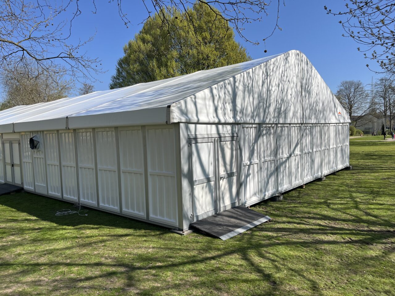 Zelthalle Alu Pavillon Intersettle Zeltverleih - Rückansicht mit Zugang und Rampe für Anlieferungen zum Backstage - temporäre Raumlösung für Gesamtschule in Essen für Veranstaltungen und Unterricht