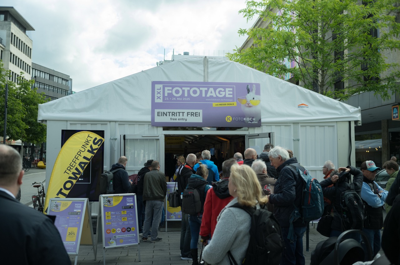 Eingang zu Zelthallen für Hausmesse mitten in der Düsseldorfer Innennstadt - Zeltverleih Intersettle für Messe Fototage XXL