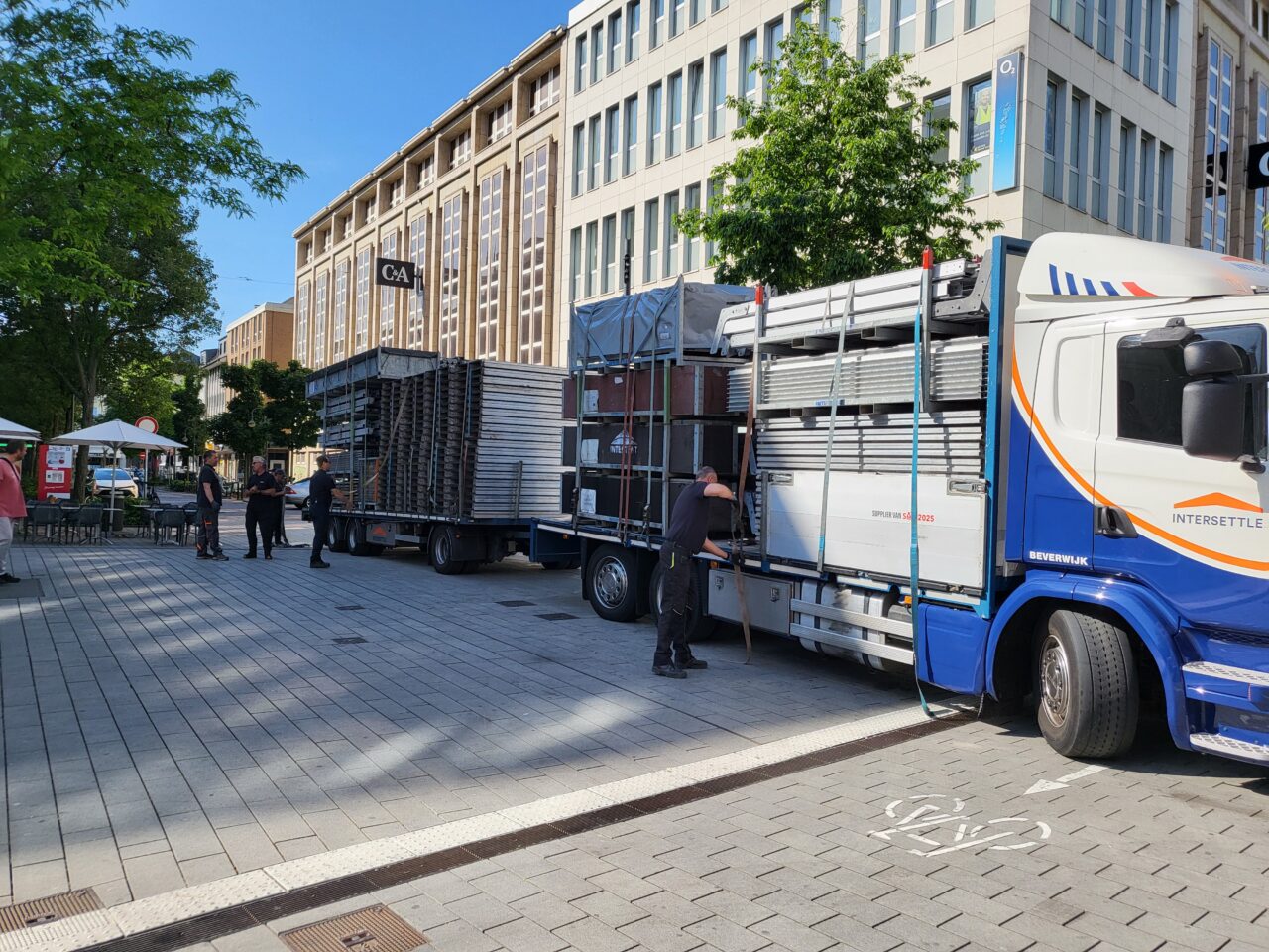 LKW mit Ladefläche und Anhänger von Intersettle Zeltverleih mit Zeltmaterial - Aufbau Zelthallen für Hausmesse mitten in der Düsseldorfer Innennstadt - Zeltverleih Intersettle für Messe Fototage XXL
