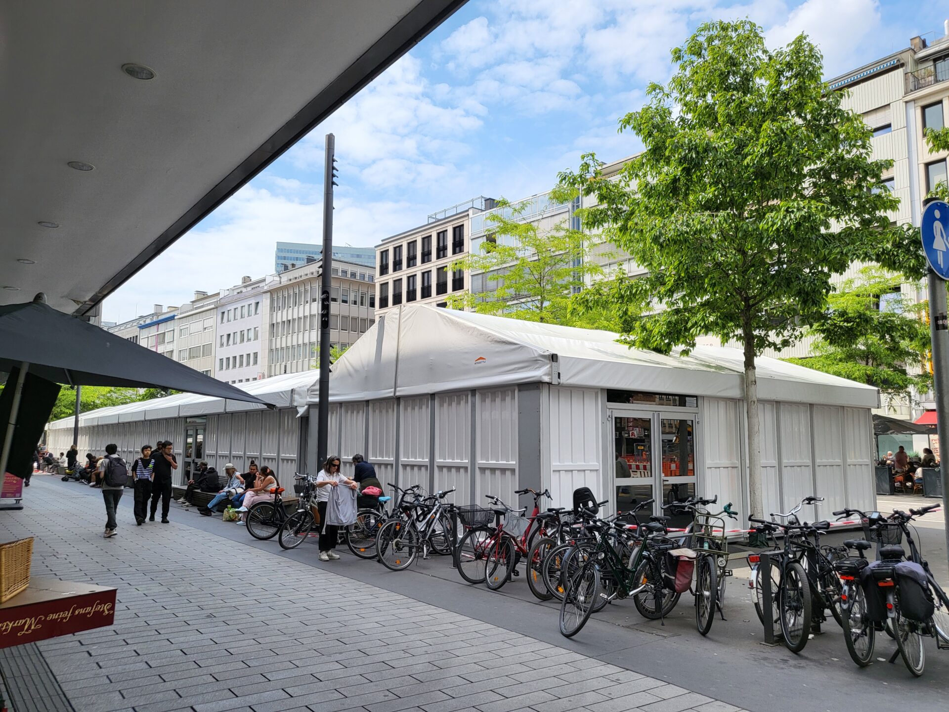Zelthallen für Hausmesse Fototage XXL mitten in der Düsseldorfer Innennstadt - Zeltverleih Intersettle für Messe, Events, Hausmessen, Stdtfeste und Veranstaltungen