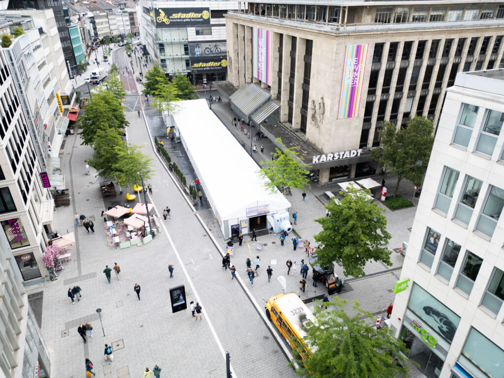 Zelthallen für Hausmesse mitten in der Düsseldorfer Innennstadt - Zeltverleih Intersettle für Messe Fototage XXL - DJI_0029