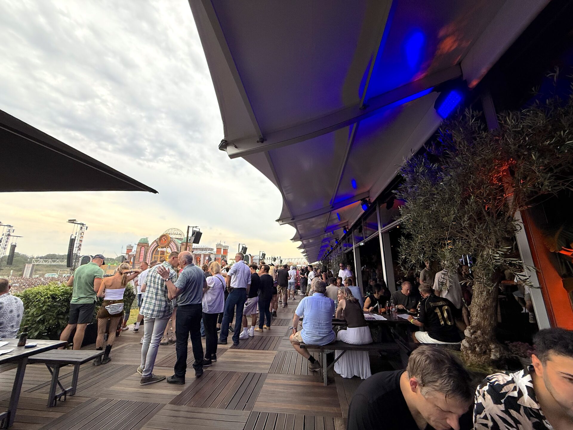 Außenterrasse mit Überdachung - Zelthalle Vision Wings von Zeltverleih Intersettle - VIP-Zelt Platinum Club Parookaville Festival 2025