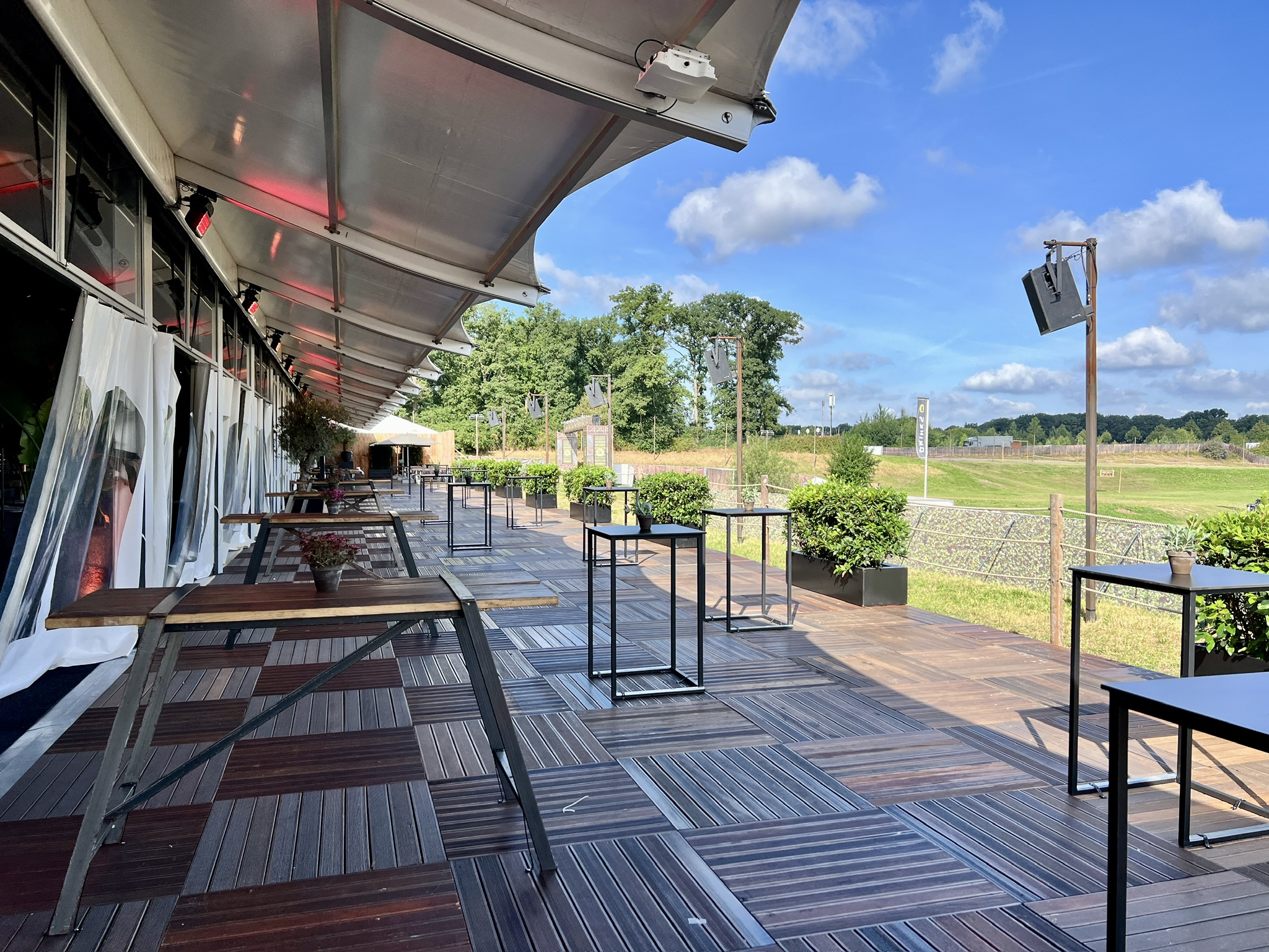 Außenterrasse mit Überdachung durch Zelthalle Vision Wings von Zeltverleih Intersettle - Großzelte, Zelthallen, VIP-Zelt für Großveranstaltungen - Platinum Club Parookaville Festival 2025