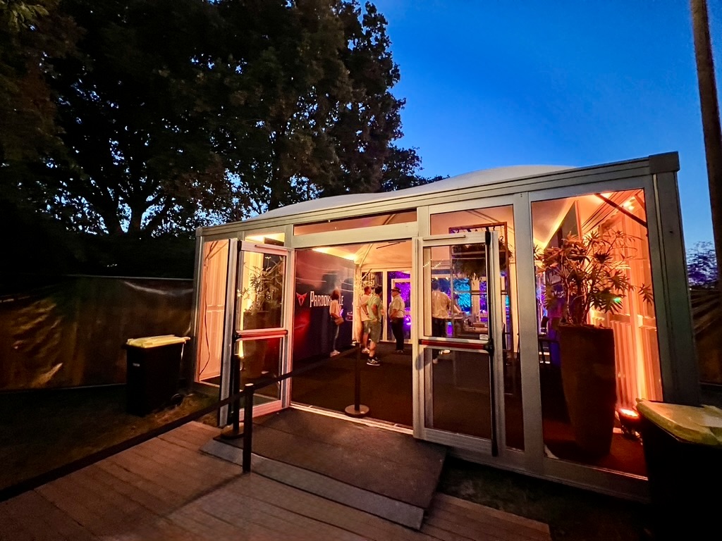 Check-in Platinum Club auf dem Festivalgelände von Parookaville 2025 - Carré Pagode (6x6m) von Zeltverleih Intersettle mit Glasfassaden, Rampe und schwarzem Teppichboden
