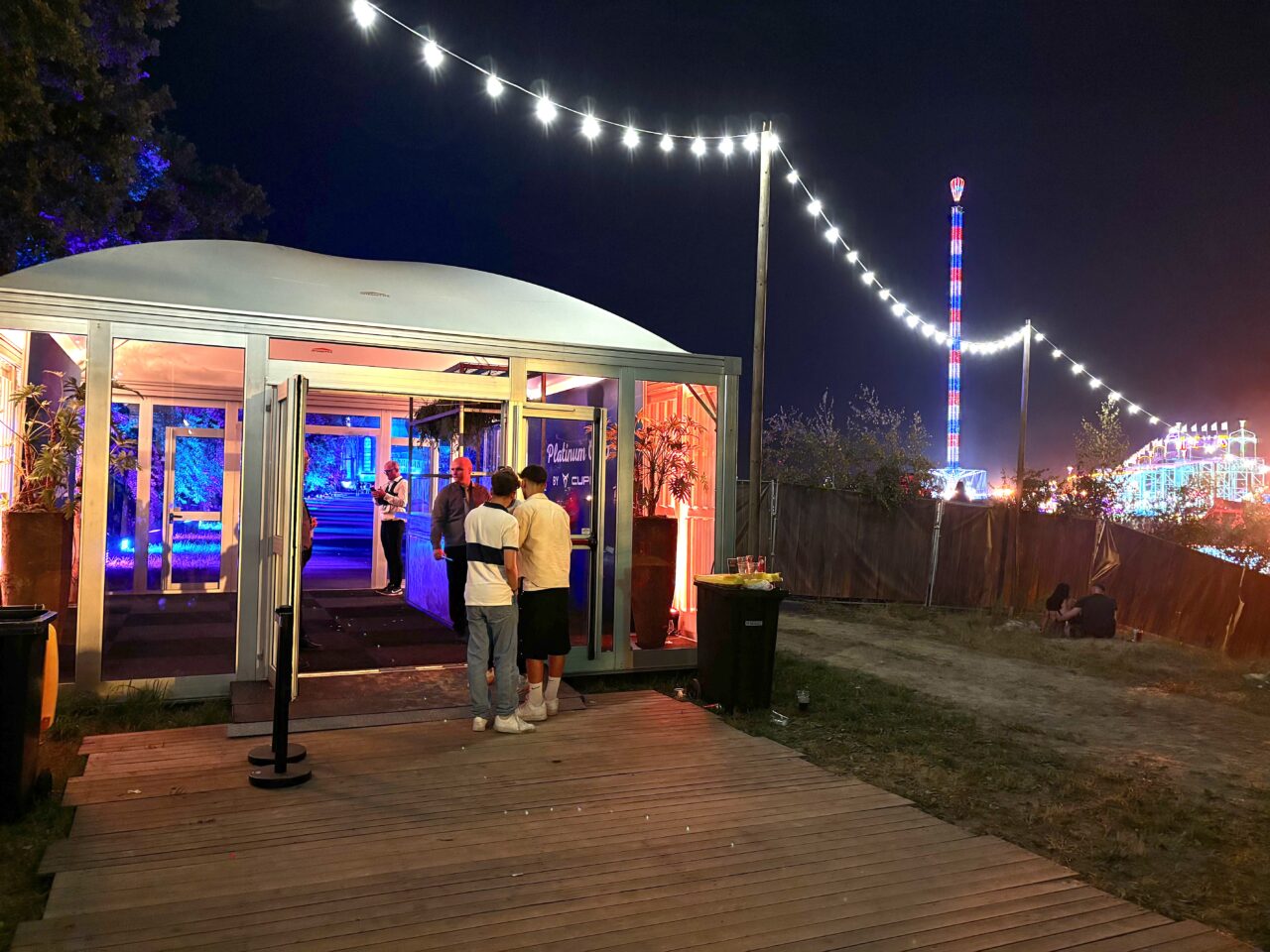 Check-in Platinum Club auf dem Festivalgelände von Parookaville 2025 - Carré Pagode (6x6m) von Zeltverleih Intersettle mit Glasfassaden und Teppichboden