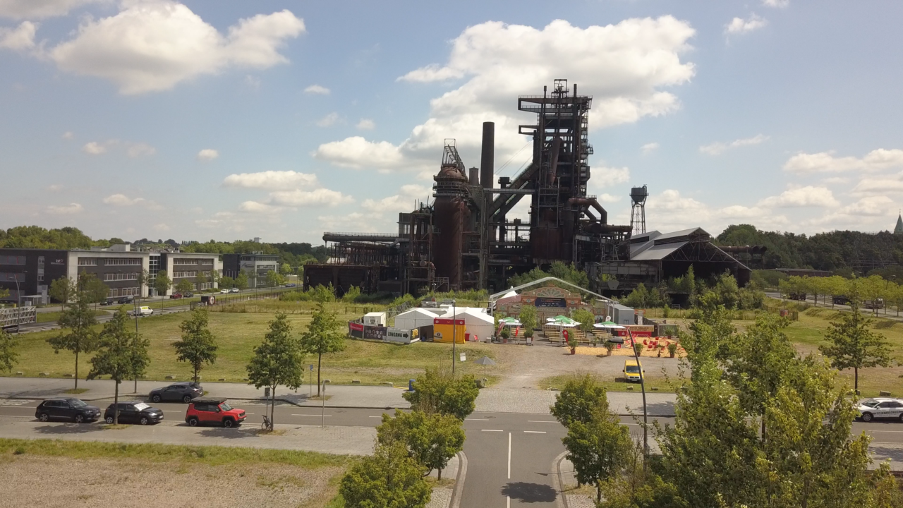 Drohnenaufnahmen_RHD2025 - Spiegelzelt von Intersettle Zeltverleih für Ruhrhochdeutsch Festival am Platz am Hochofen auf PHOENIX West Dortmund