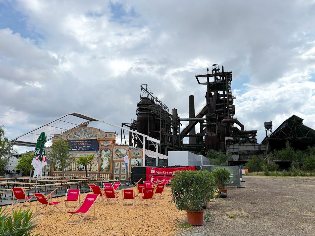 Eingang Spiegelzelt von Intersettle Zeltverleih für Ruhrhochdeutsch Festival am Platz am Hochofen auf PHOENIX West Dortmund