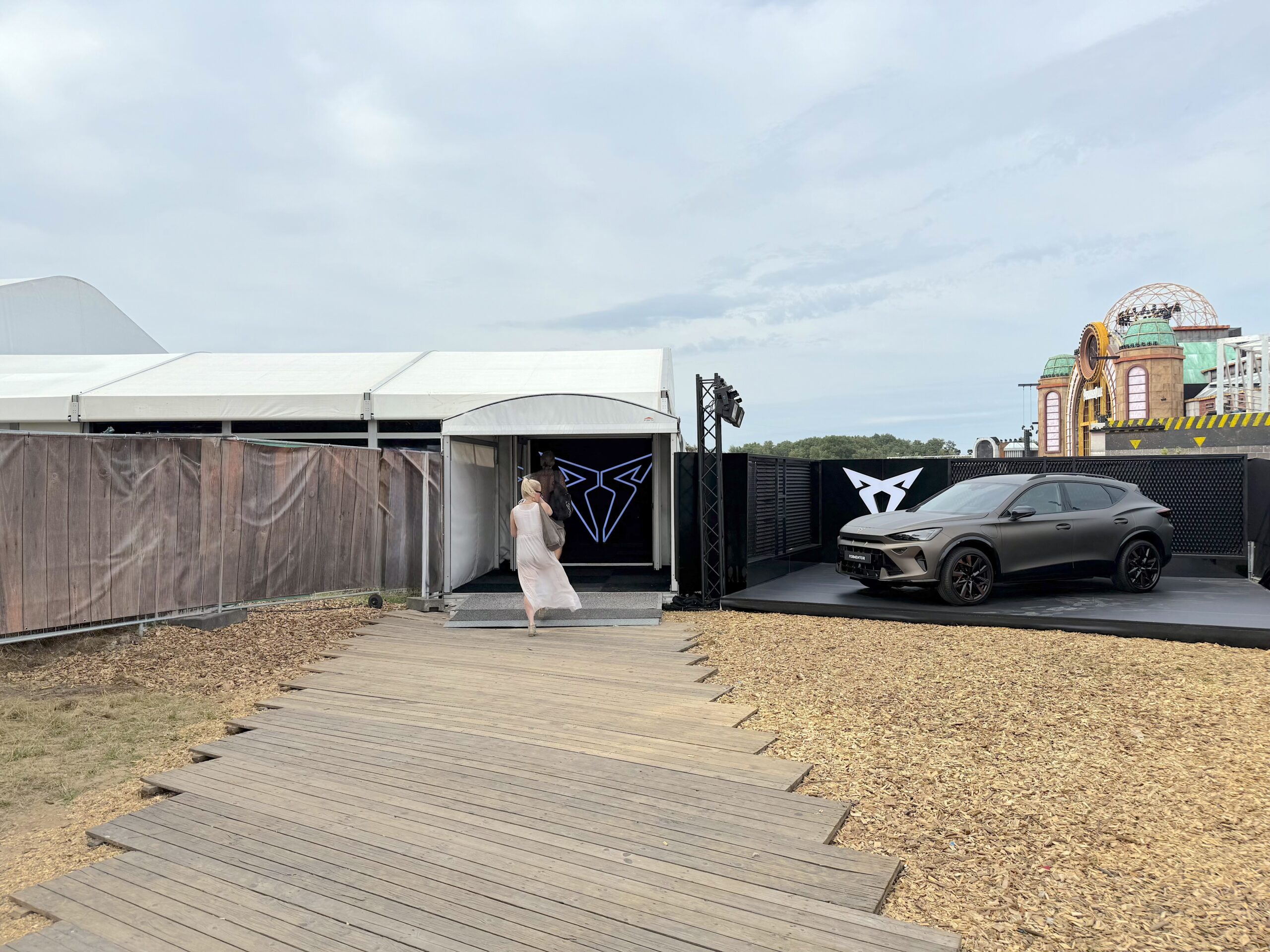 Eingangszelt Platinum Club auf dem Parookaville Festival 2025 in Weeze - Festivalzelte von Intersettle Zeltverleih