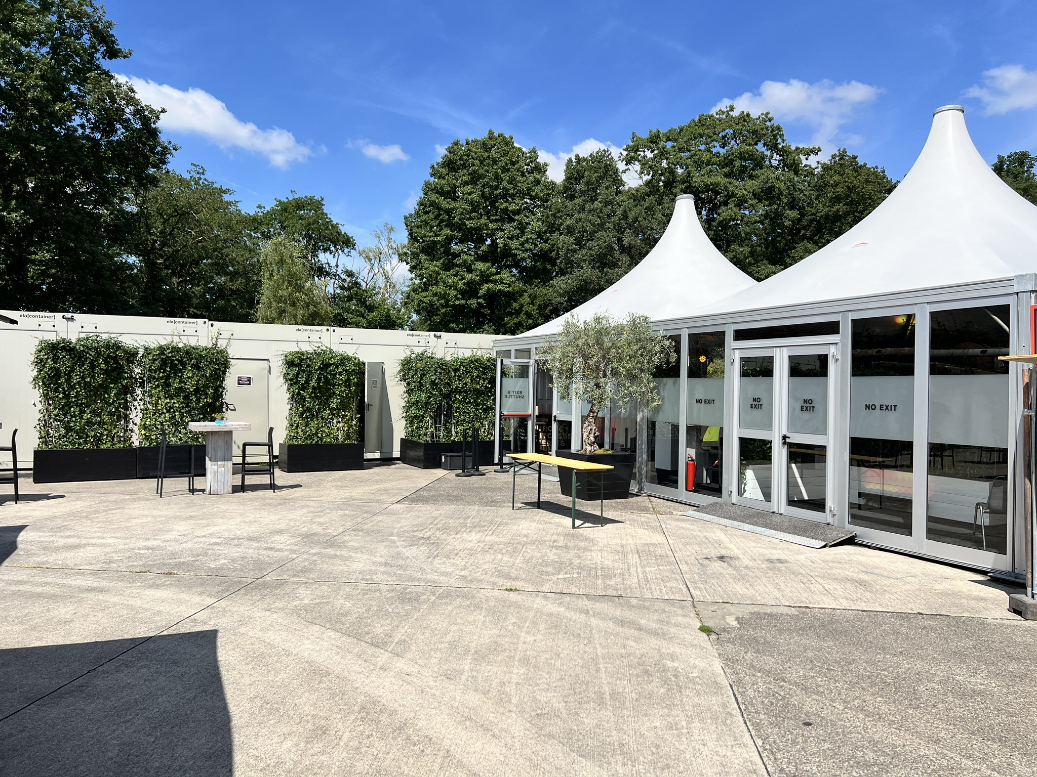 Eingangszelte Artist Shelter Parookaville Festival 2025 - 2 Carré Pagoden mit Spitzdach von Intersettle Zeltverleih (6x6m) mit Glasfassaden, Rampe und Pushbar-Türen