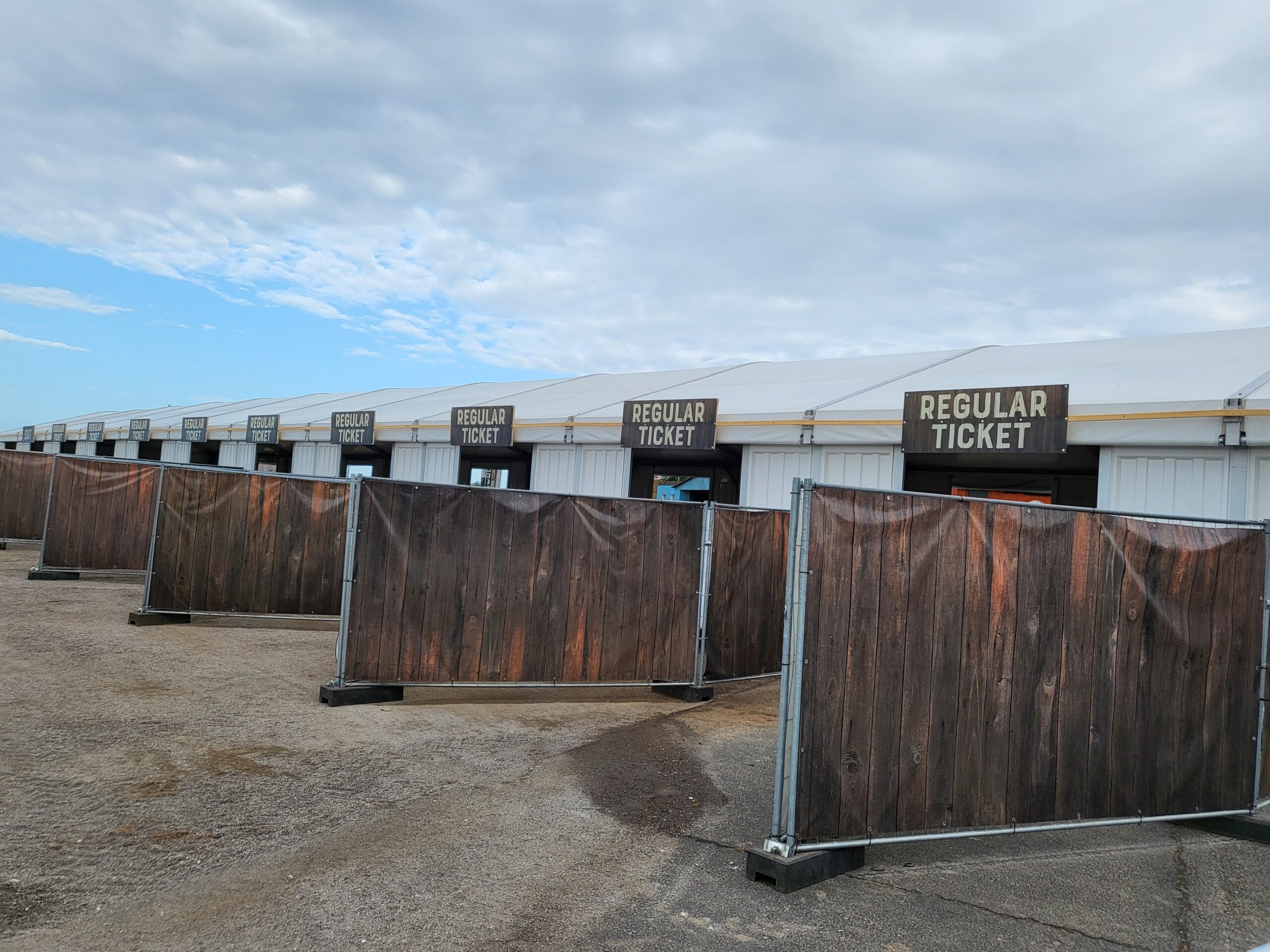 Eingangszelte mit Absperrungen zur Separierung zum Festivalgelände für Tagesbesucher Parookaville Festival 2025 - Intersettle Zeltverleih für Veranstalter, Eventagenturen, Festivals, Konzerte, Stadtfeste