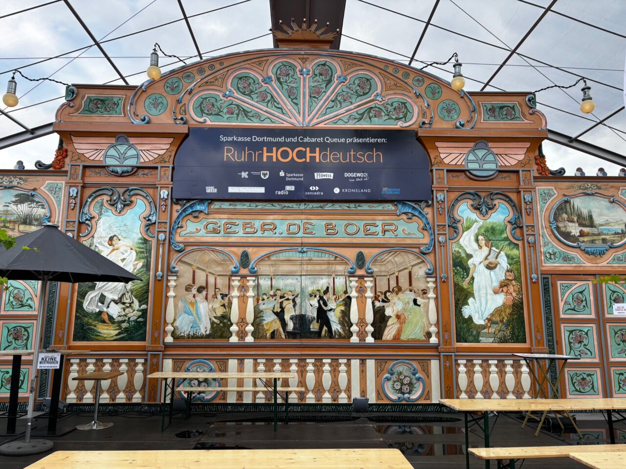 Fassade historisches Spiegelzelt von Intersettle Zeltverleih für Ruhrhochdeutsch Festival am Platz am Hochofen auf PHOENIX West Dortmund