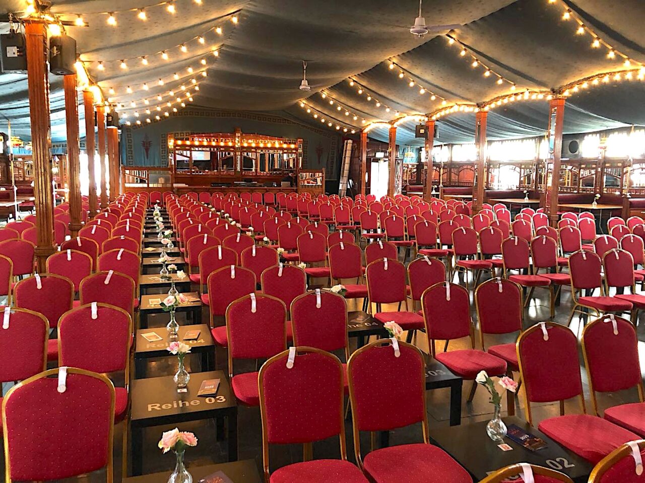 Innenraum mit Bestuhlung und Bar - historische Spiegelzelt von Zeltverleih Intersettle als Eventlocation für Ruhrhochdeutsch 2025