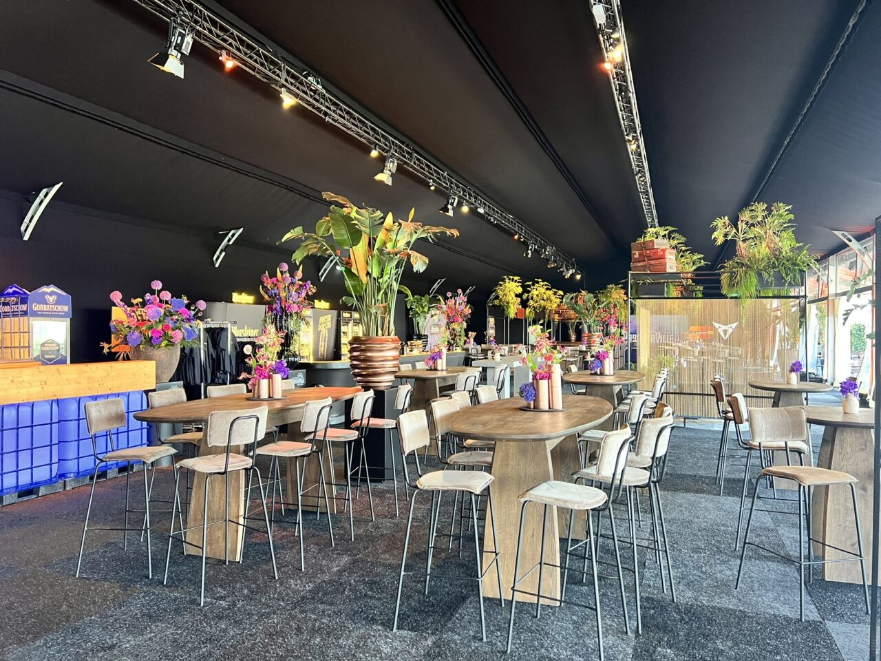Platinum Club Parookaville Festival 2025 - Großzelt Vision Wings (15x70m) mit schwarzem Nessel und Teppichboden von Zeltverleih Intersettle - Zelthallen, VIP-Zelte, Eventzelte, Pagoden für Großveranstaltungen