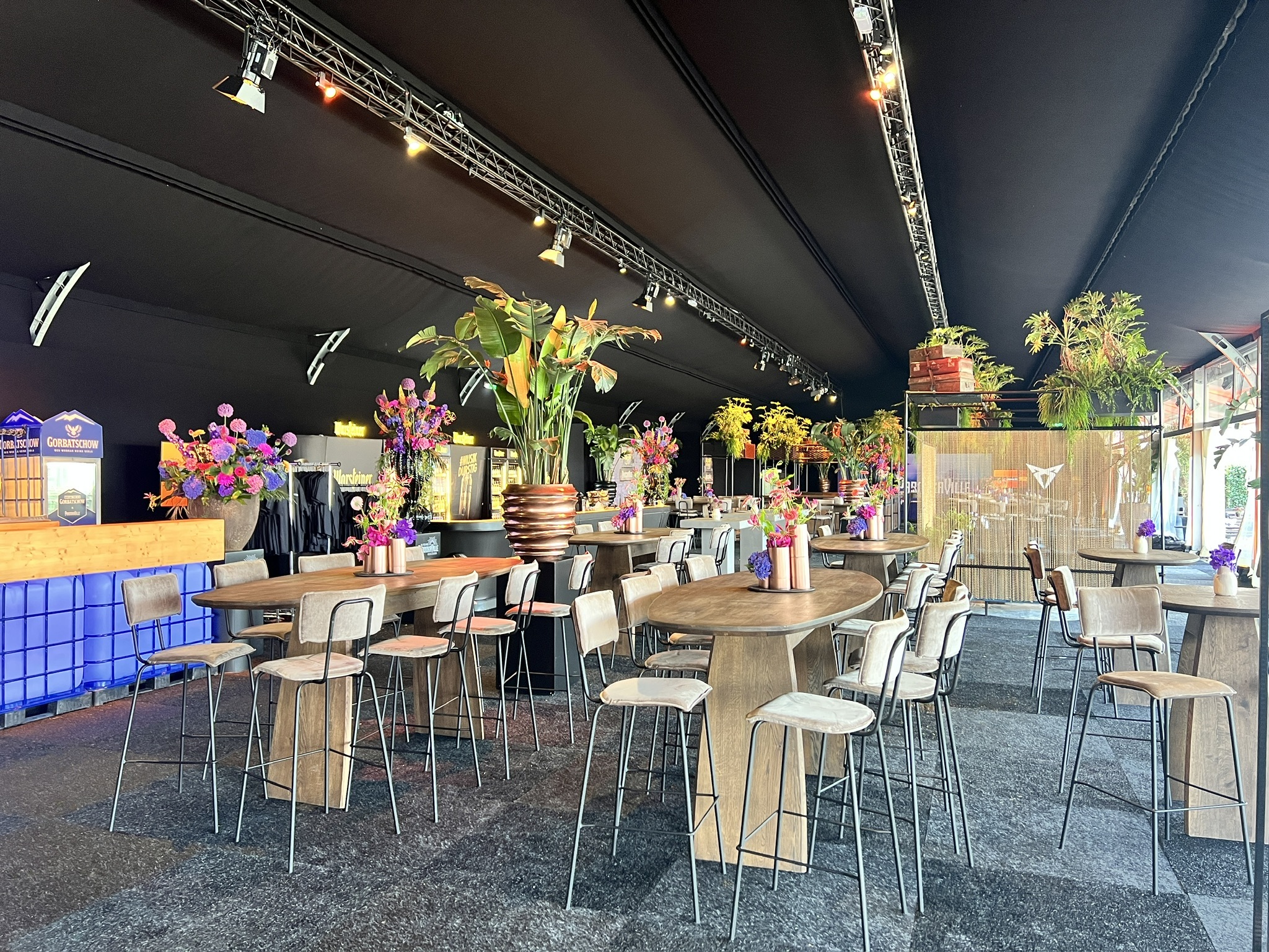 Platinum Club Parookaville Festival 2025 - Großzelt Vision Wings (15x70m) mit schwarzem Nessel und Teppichboden von Zeltverleih Intersettle - Zelthallen, VIP-Zelte, Eventzelte, Pagoden für Großveranstaltungen