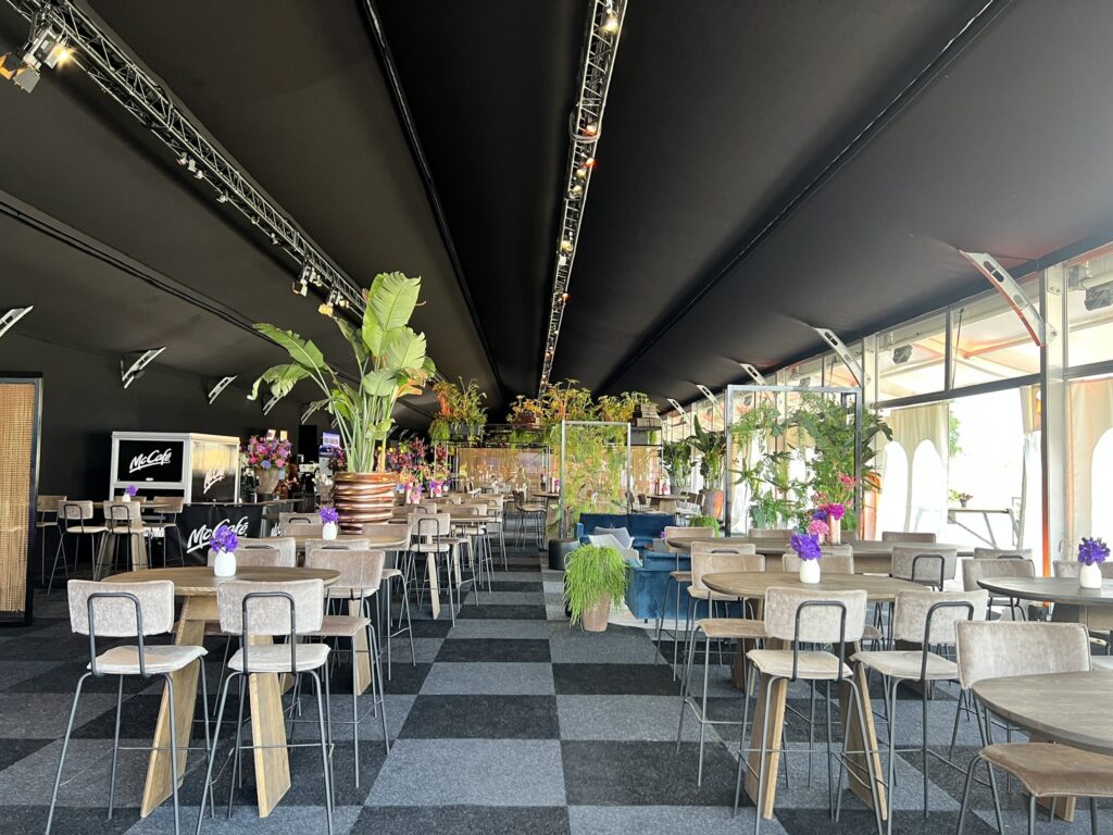 Platinum Club Parookaville Festival 2025 - Zelthalle Vision Wings (15x70m) mit schwarzem Nessel und Teppichboden von Zeltverleih Intersettle - Großzelte, VIP-Zelte, Eventzelte, Pagoden für Großveranstaltungen