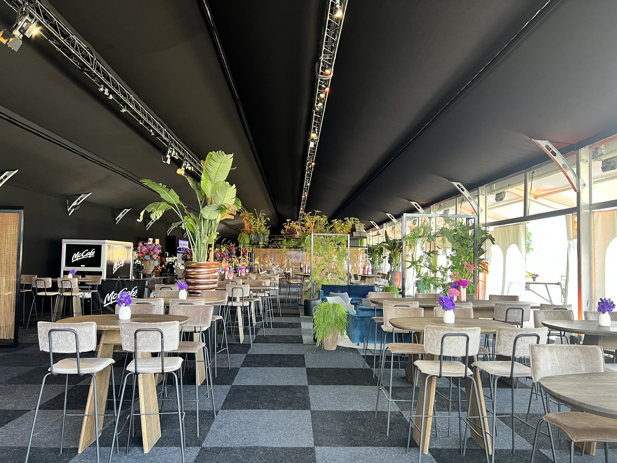 Platinum Club Parookaville Festival 2025 - Zelthalle Vision Wings (15x70m) mit schwarzem Nessel und Teppichboden von Zeltverleih Intersettle - Großzelte, VIP-Zelte, Eventzelte, Pagoden für Großveranstaltungen