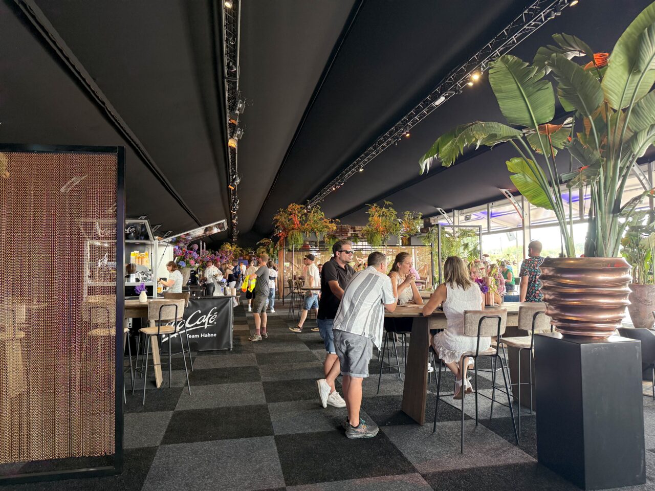 Platinum Club Parookaville Festival 2025 - Zelthalle VisionWings (15x70m) mit schwarzem Nessel und Teppichboden von Zeltverleih Intersettle - Festivalzelte, VIP-Zelte, Eventzelte, Partyzelte, Pagoden