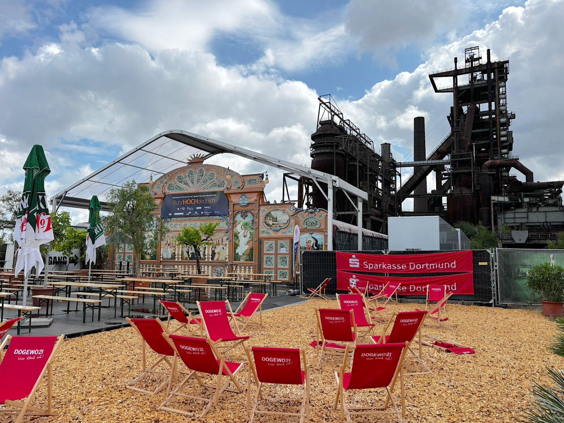 Vorplatz und Eingang Spiegelzelt von Intersettle Zeltverleih für Ruhrhochdeutsch Festival am Platz am Hochofen auf PHOENIX West Dortmund