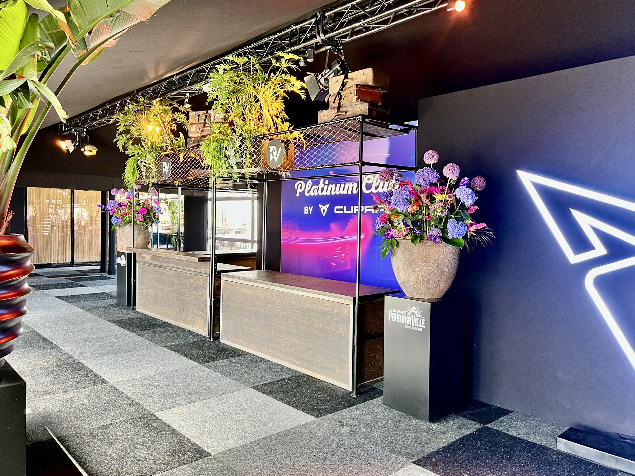 Welcome Theken im Eingangsbereich Platinum Club Parookaville Festival - Zelthalle (Alu Halle 8x15m) von Intersettle Zeltverleih - Großzelte für Großveranstaltungen, Messen, Firmenevent, Sportevents