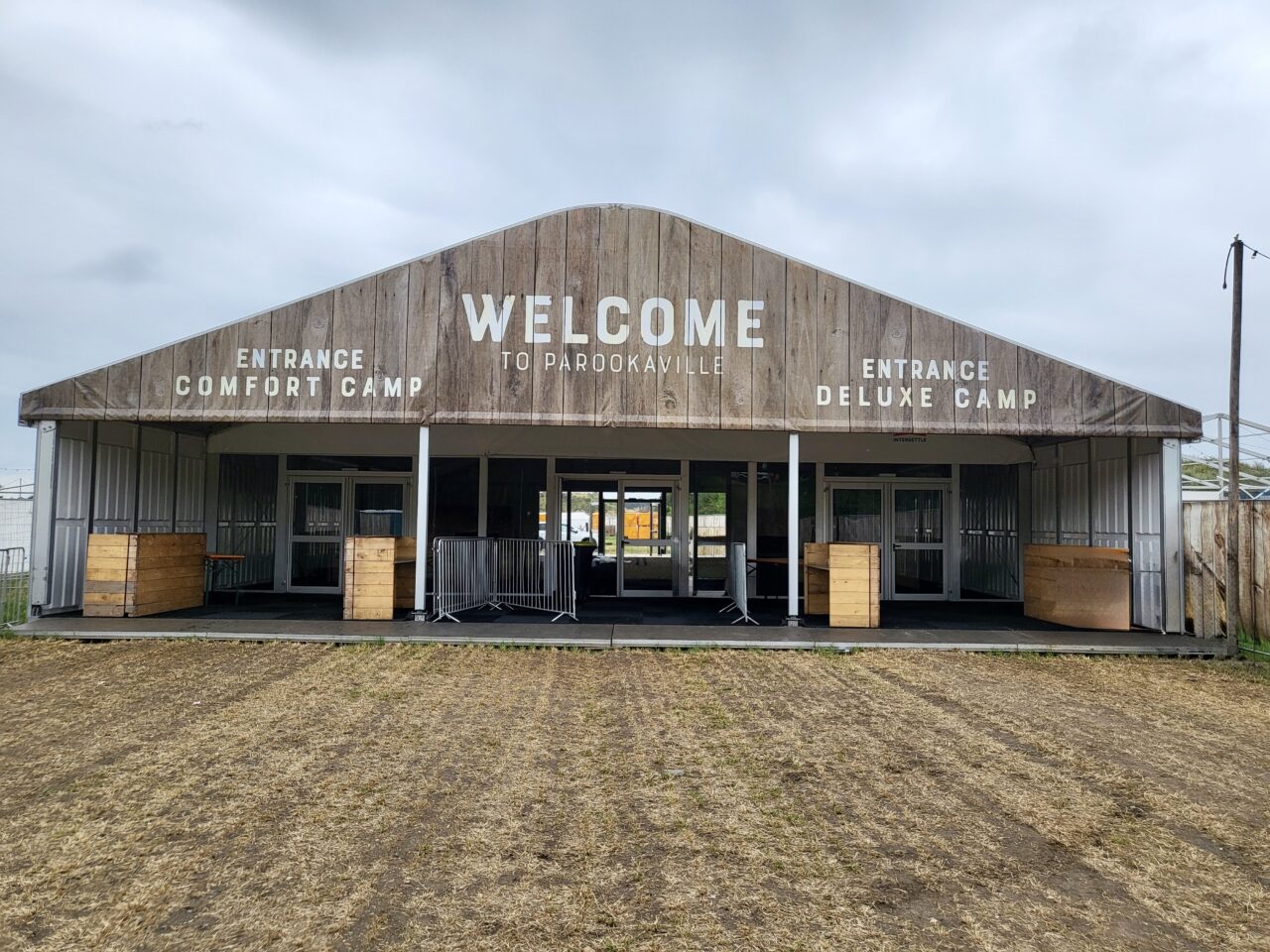 Zelthalle von Intersettle Zeltverleih als Eingangszelt zum Comfort Camp und Deluxe Camp beim Parookaville Festival 2025 - Alu Halle (15x25m) mit Glasfenstern, Pushbar-Türen, Giebel und Branding