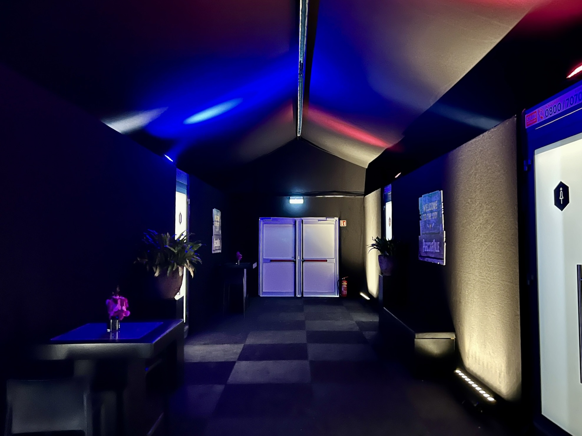 Zelthalle von Intersettle Zeltverleih als exklusive, temporäre Raumlösung für sanitäre Anlagen im Platinum Club auf dem Parookaville Festival 2025 (Alu Halle 10x15m) 2
