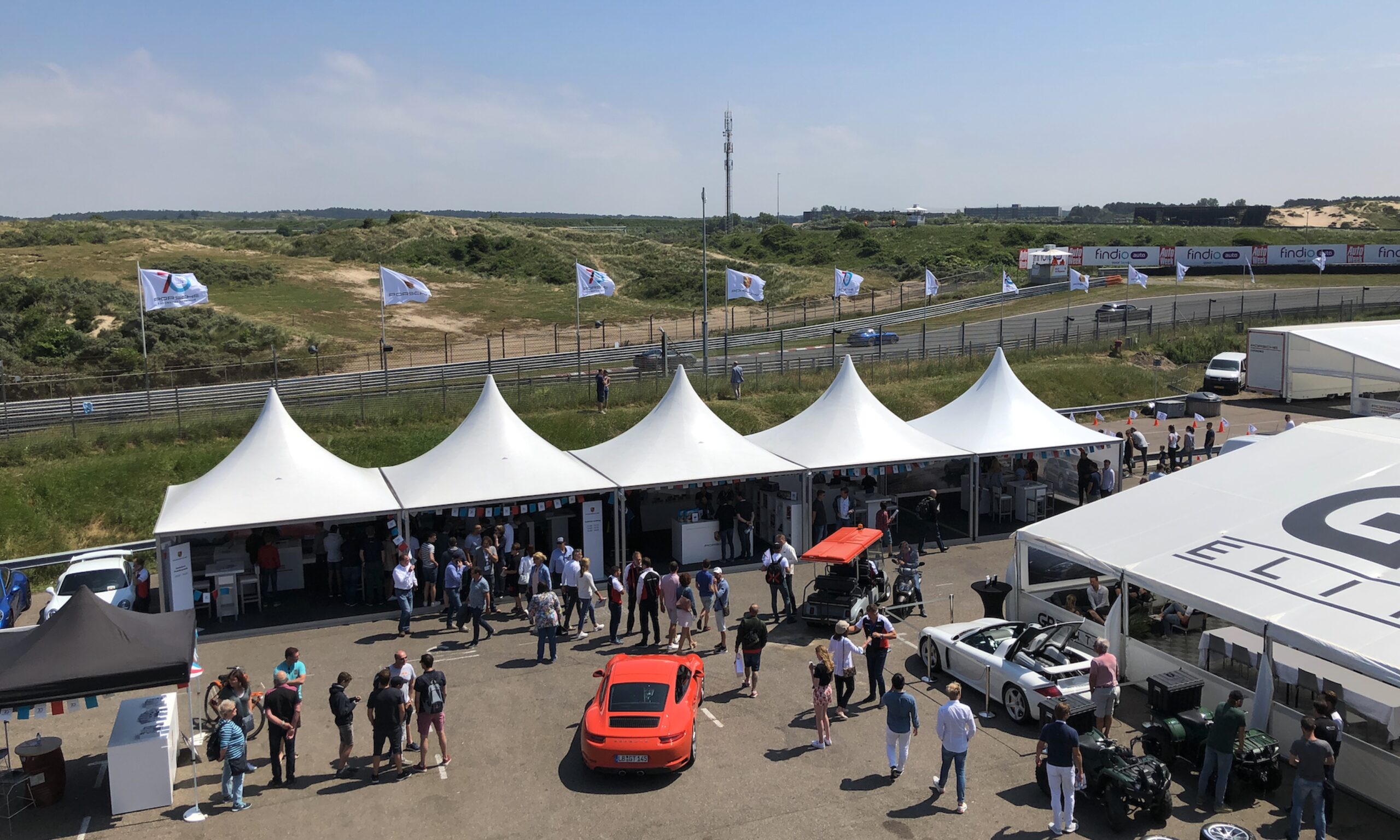 Carre Pagoden mit Spitzdach zur Überdachung von Sponsoren- und Promoständen sowie Alu Halle für Gastronomie und Hospitality von Zeltverleih Intersettle auf Motorsport Event