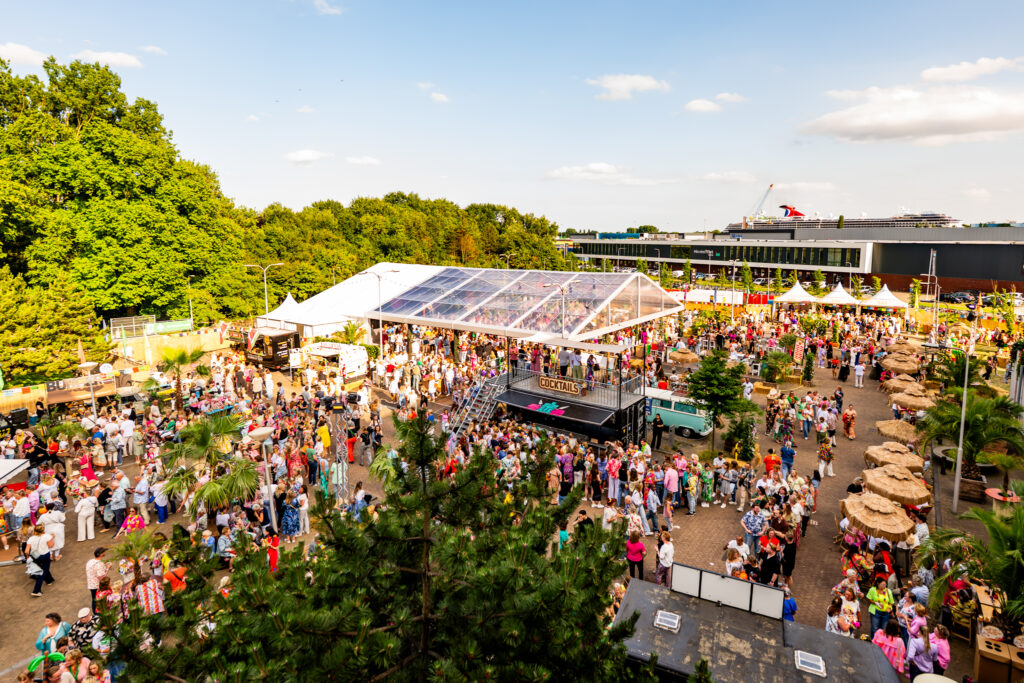 Event-Überdachung für Bühne und Zuschauer mit Alu Pavillon - Zelthalle und Pagoden von Zeltverleih Intersettle - ViVaFestival_2025_0164 - Foto Nico Alsemgeest