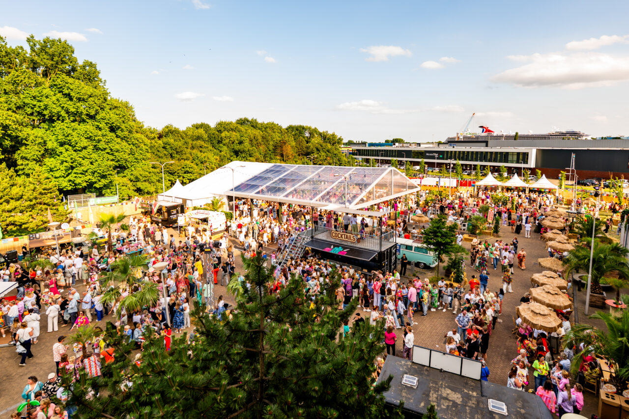 Event-Überdachung für Bühne und Zuschauer mit Alu Pavillon - Zelthalle und Pagoden von Zeltverleih Intersettle - ViVaFestival_2025_0164 - Foto Nico Alsemgeest