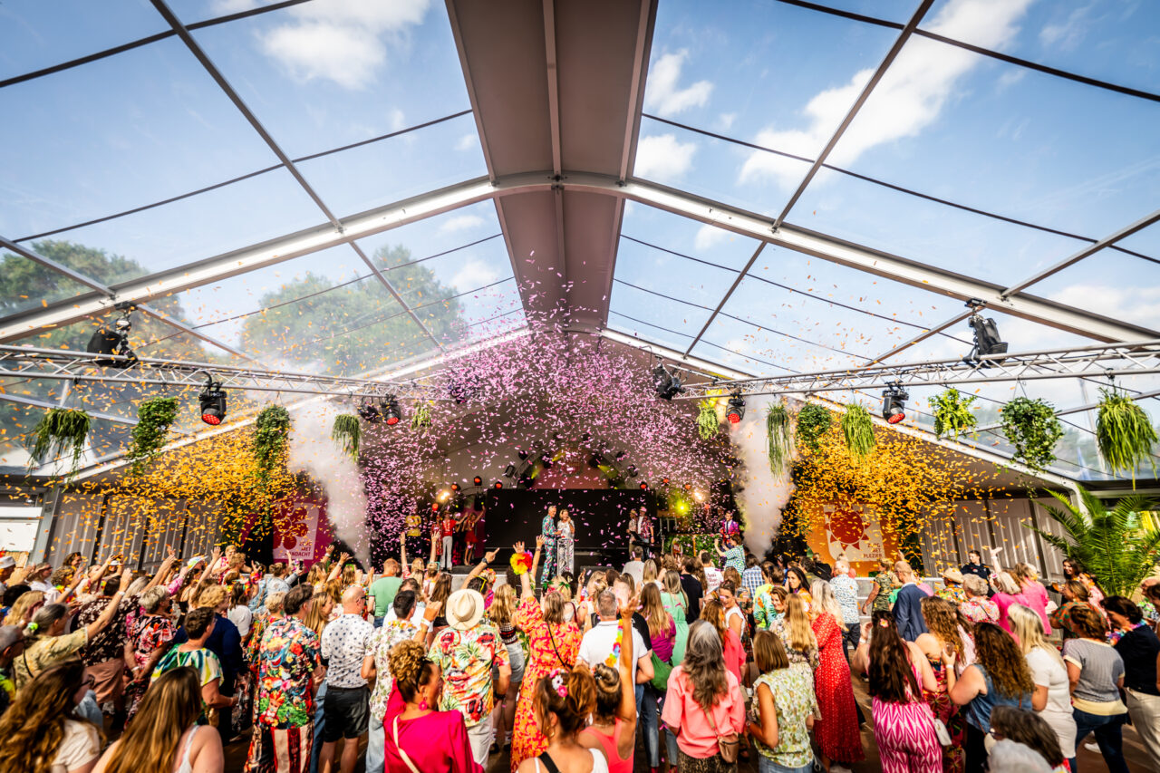 Transparente Überdachung von Zeltverleih Intersettle für Bühne und Zuschauerraum (Alu Pavillon Zelthalle) - ViVaFestival_2025_0113 - Fotos Nico Alsemgeest