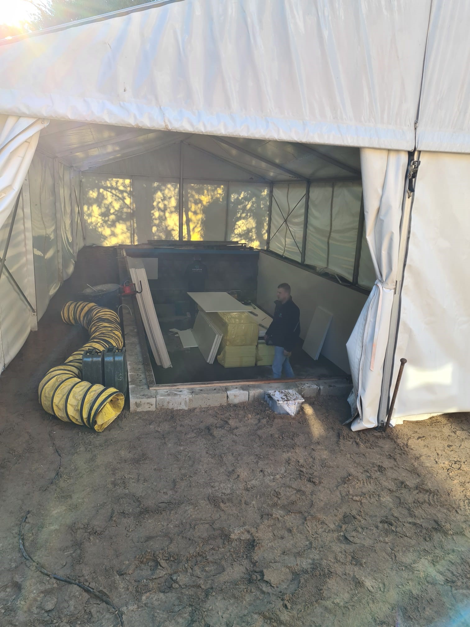 Überdachung Baustelle mit Zelten von Intersettle Zeltverleih - Einhausung zum Schutz bei Baumaßnahmen, Tiefbau, Renovierungen und Sanierungen