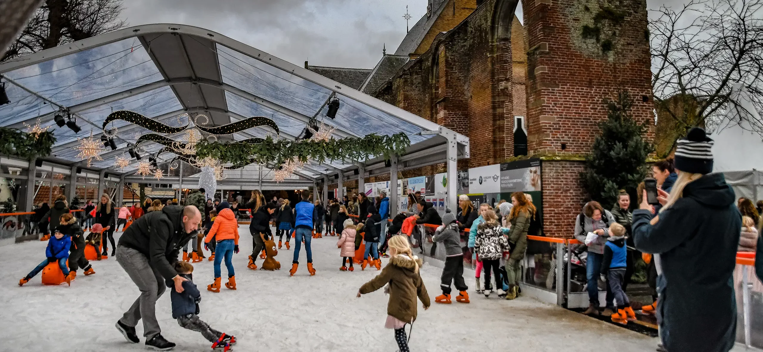 Überdachung Eisbahn Berge - temporäre Raumlösungen für Sportveranstaltung - Zeltahlle mit transparentes Dach von Intersettle Zeltverleih