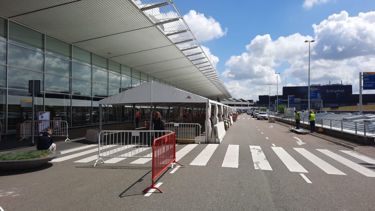 Überdachung Wartebereich Flughafen Schiphol Zugang:Korridor zur abflughalle 2022 - Alu Vip Zelt von Zeltverleih Intersettle