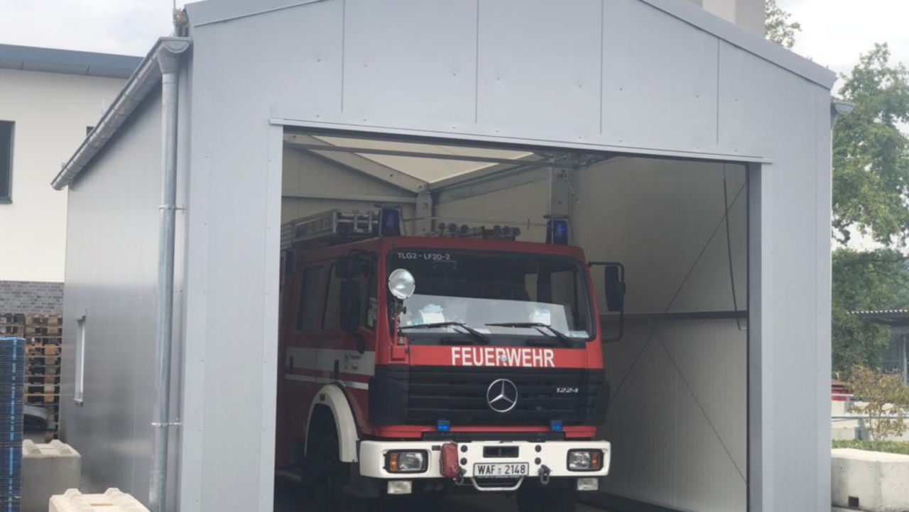 Überdachung für Führparks von Zeltverleih Intersettle - Zelthalle mit Rolltor für Feuerwehrauto - Temporäre Raumlösungen bei Platzmangel