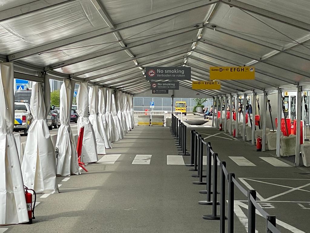 berdachung für Wartezonen - Zugang zur Abflughalle Flughafen Schiphol 2022 - Alu Halle von Zeltverleih Intersettle - Zelthalle zur Überdachung