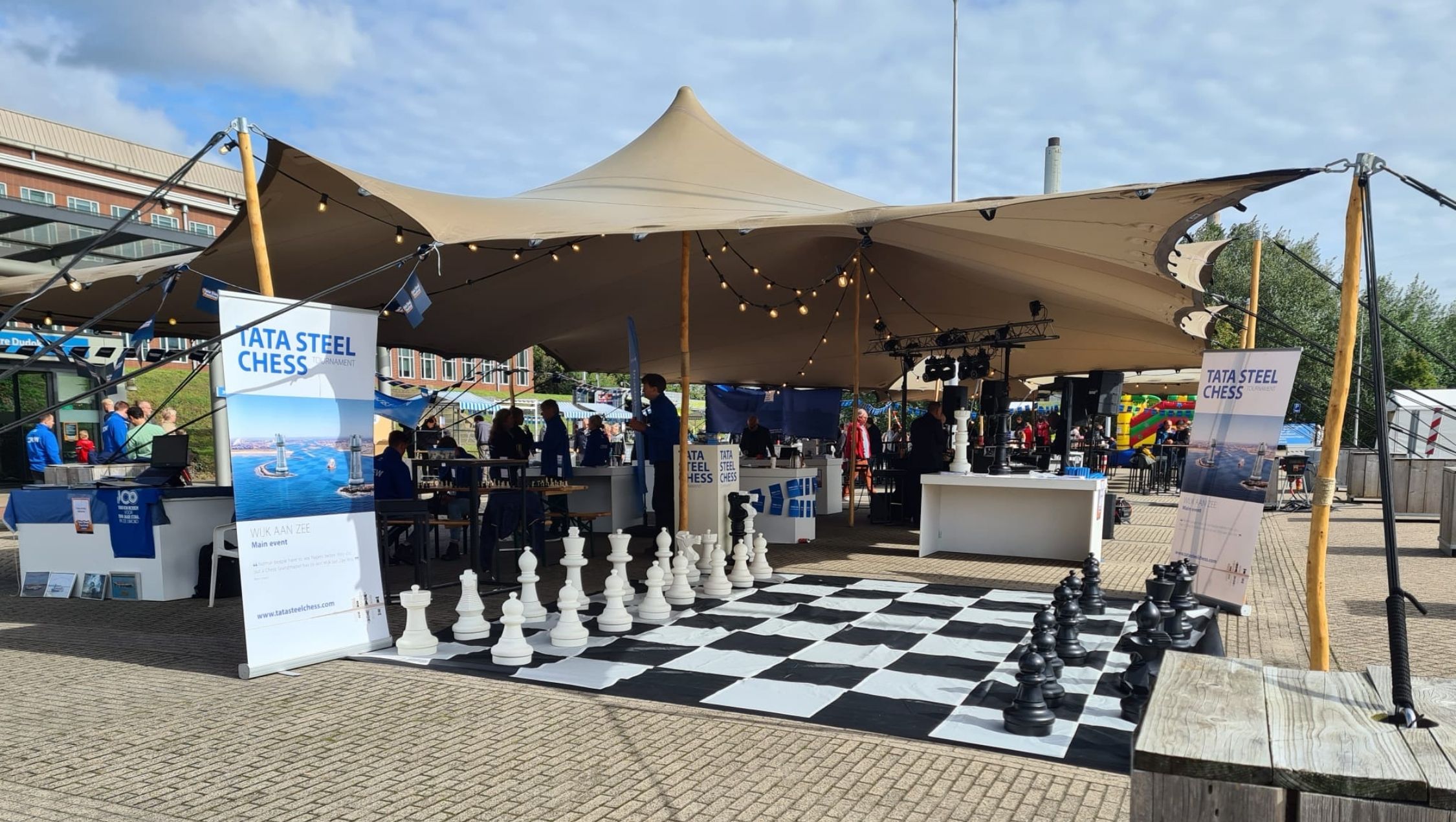 Überdachungen für Sportevent - Stretchzelt von Zeltverleih Intersettle für Outdoor-Veranstaltungen, Konzerte, Stadtfeste und Festivals