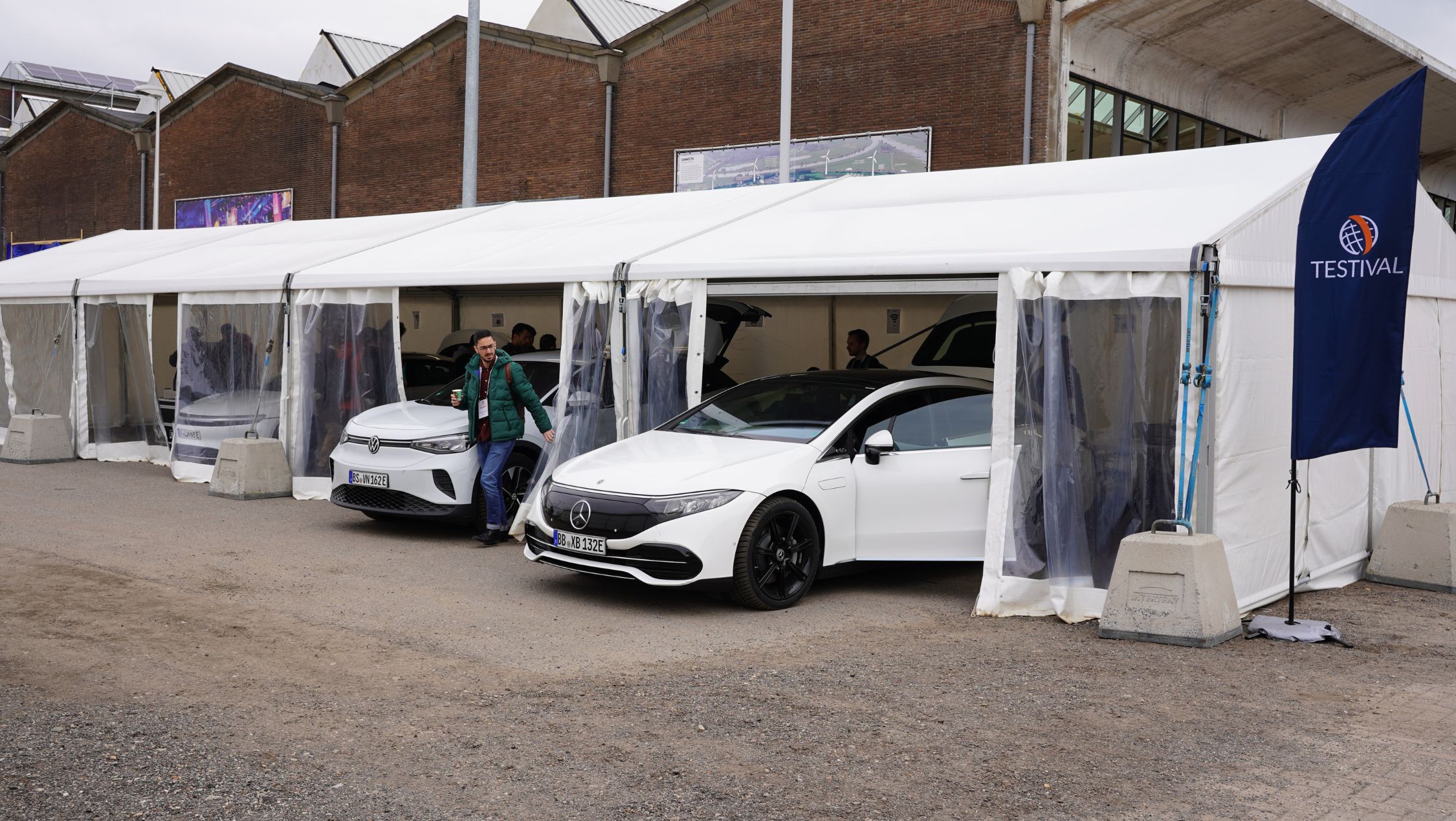 Überdachungen von Zeltverleih Intersettle für Fuhrparks, Autopräsentation auf Motorsport-Festivals, Messen oder Oldtimer-Events