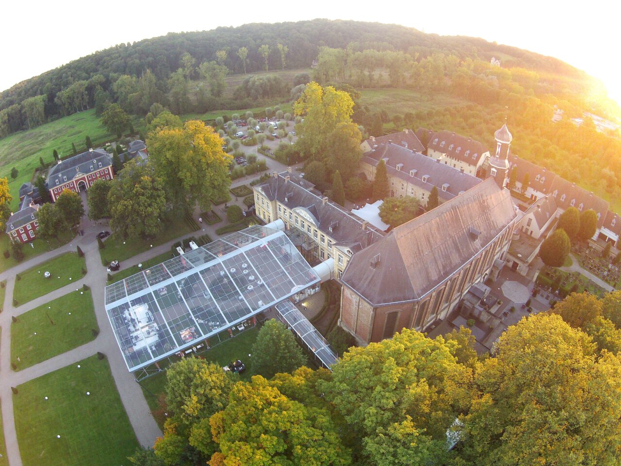 Zelte für Gastronomie von Zeltverleih Intersettle - Zelthalle mit transparentem Dach und Seitenwänden als Überdachung sowie direktem Anschluss ans vorhandene Gebäude
